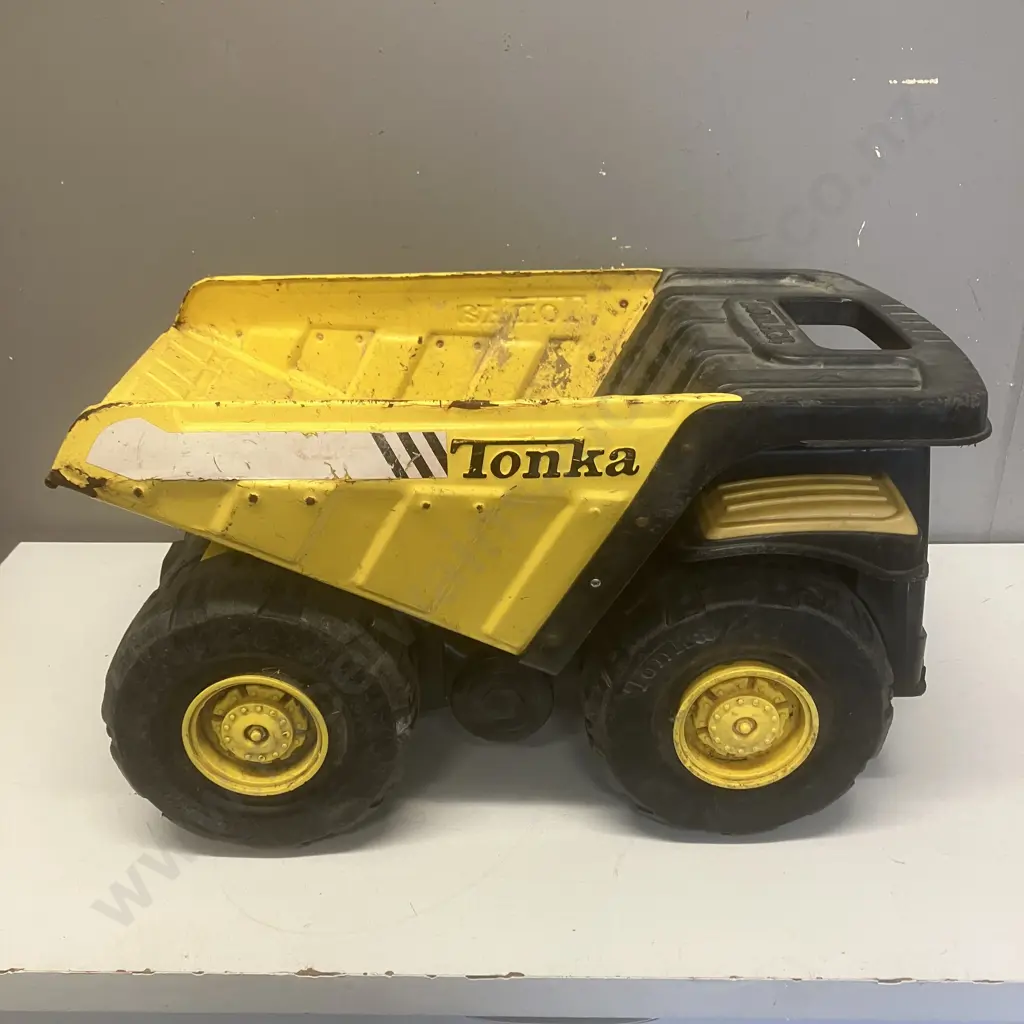 Tonka Steel Classics Toughest Mighty Dump Truck. 29 x 49cm Image 1++
