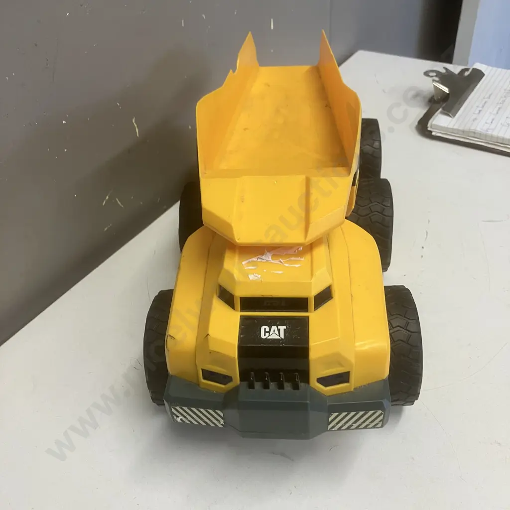 CAT Massive Mover Dump Truck (No Remote Control or Battery Pack). 19.5 x 41cm Image 1++