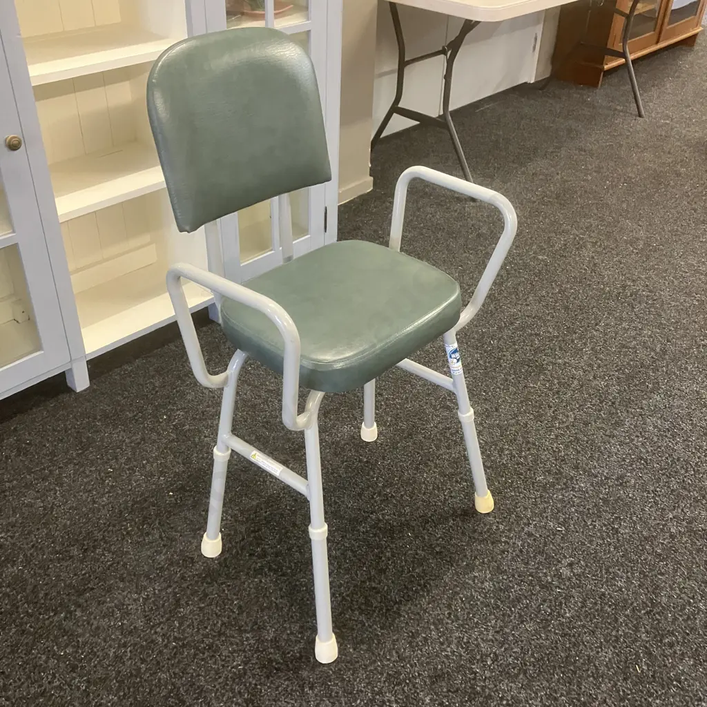 Cubro Adjustable Shower Chair Image 1++