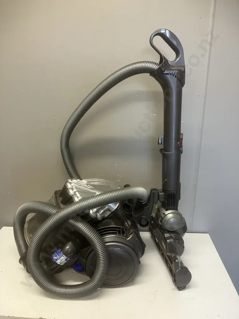 Dyson CD23 Vacuum Cleaner & Fittings Image 1++