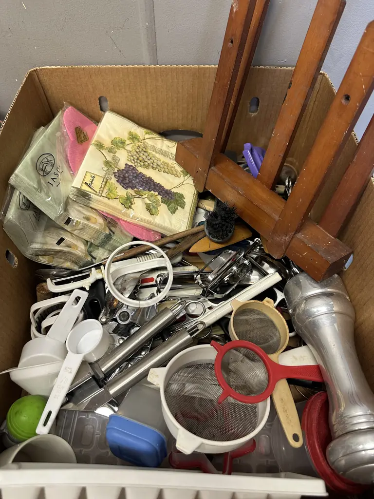 Assorted Kitchen Utensils, Serviettes Etc Image 1++