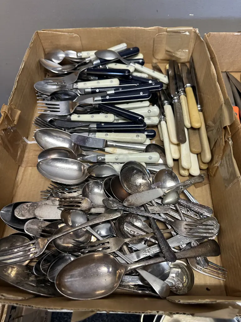 Assorted Cutlery Including Silverware Image 1++