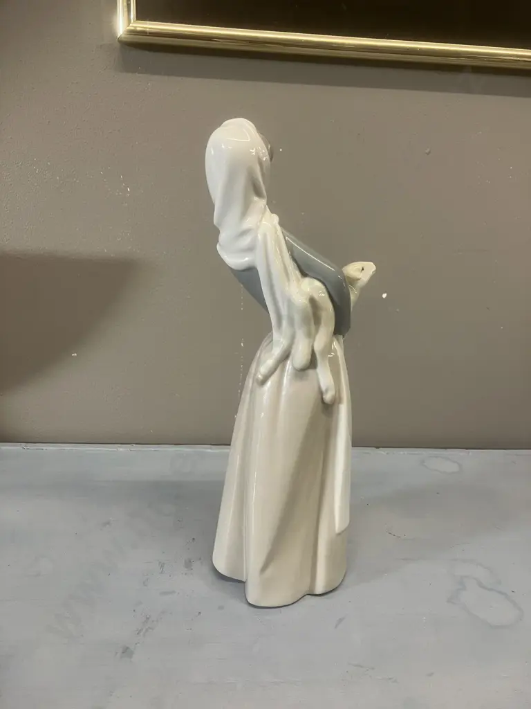 Lladro "Girl With Lamb" Porcelain Figurine #4584, Issued 1969 Retired 1993. H27cm Image 1++