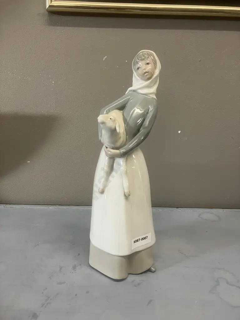 Lladro "Girl With Lamb" Porcelain Figurine #4584, Issued 1969 Retired 1993. H27cm Image 1++