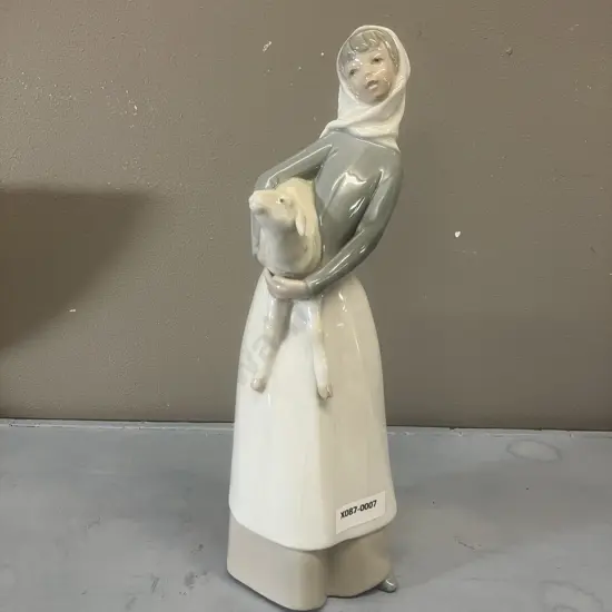 Lladro "Girl With Lamb" Porcelain Figurine #4584, Issued 1969 Retired 1993. H27cm
