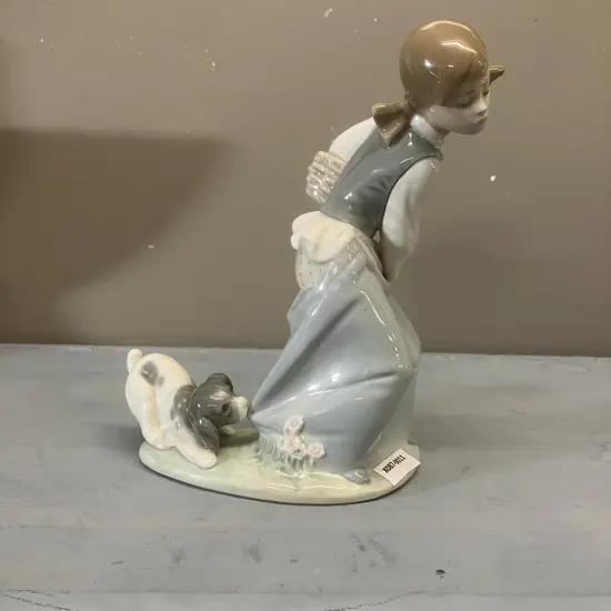 Lladro Figurine "Naughty Dog" Porcelain Figurine #4982, Issued 1978 Retired 1995. 21 x 16cm
