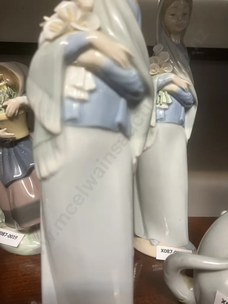 Lladro Figurine "Girl With Flowers" Porcelain Figurine #4650, Issued 1970 Retired 1998. H23cm (As Found) Image 1++