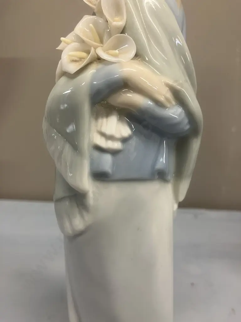 Lladro Figurine "Girl With Flowers" Porcelain Figurine #4650, Issued 1970 Retired 1998. H23cm (As Found) Image 1++