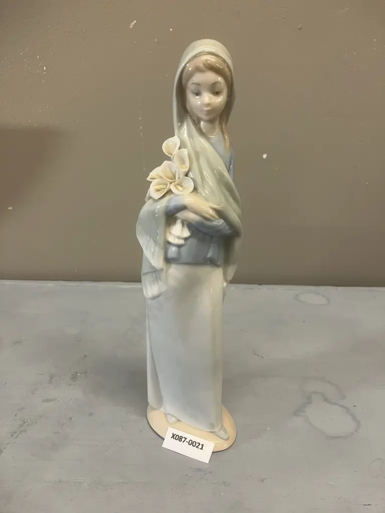 Lladro Figurine "Girl With Flowers" Porcelain Figurine #4650, Issued 1970 Retired 1998. H23cm (As Found) Image 1++
