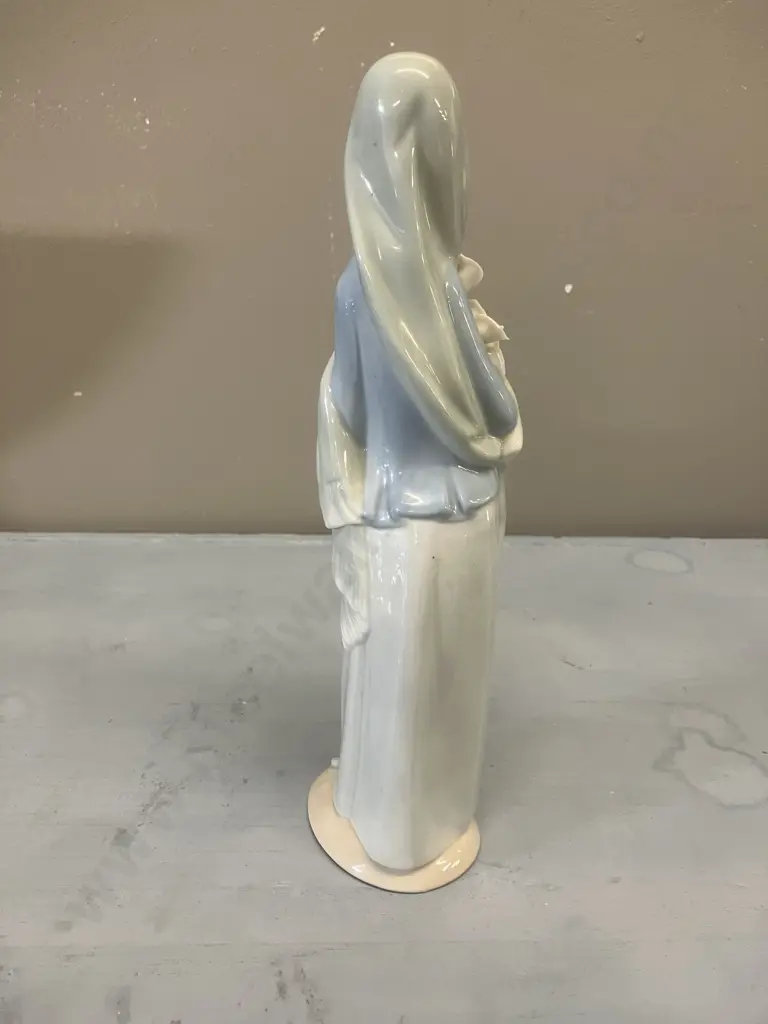 Lladro Figurine "Girl With Flowers" Porcelain Figurine #4650, Issued 1970 Retired 1998. H23cm (As Found) Image 1++