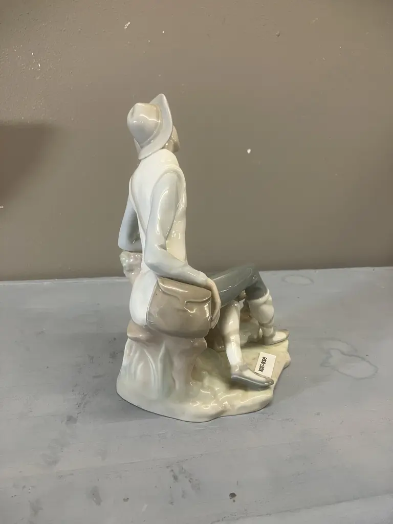 Lladro "Shepherd Bow With Dog" Porcelain Figurine #5951, Issued 1969 Retired 1985. 21 x 17cmcm Image 1++