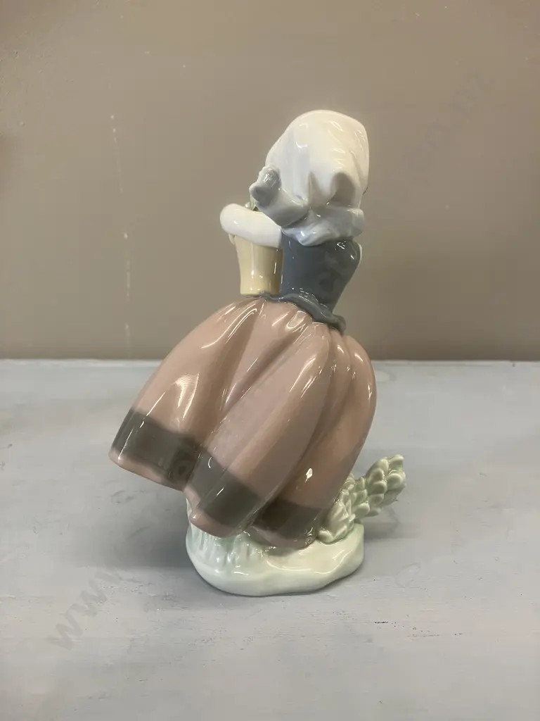 Lladro Figurine "Spring Is Here" Porcelain Figurine #5223, Issued 1984. H17cm Image 1++