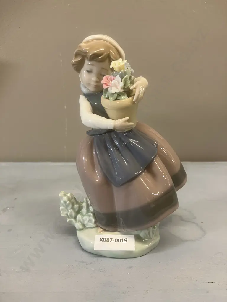 Lladro Figurine "Spring Is Here" Porcelain Figurine #5223, Issued 1984. H17cm Image 1++