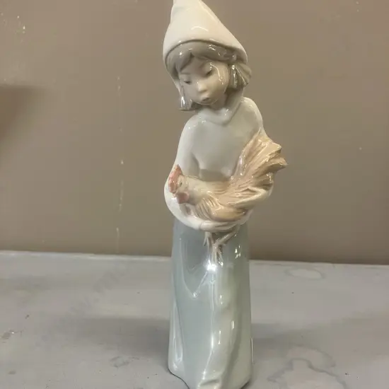 Lladro Figurine "Girl With Rooster" Porcelain Figurine #4677, Issued 1969 Retired 1989. H19.5cm
