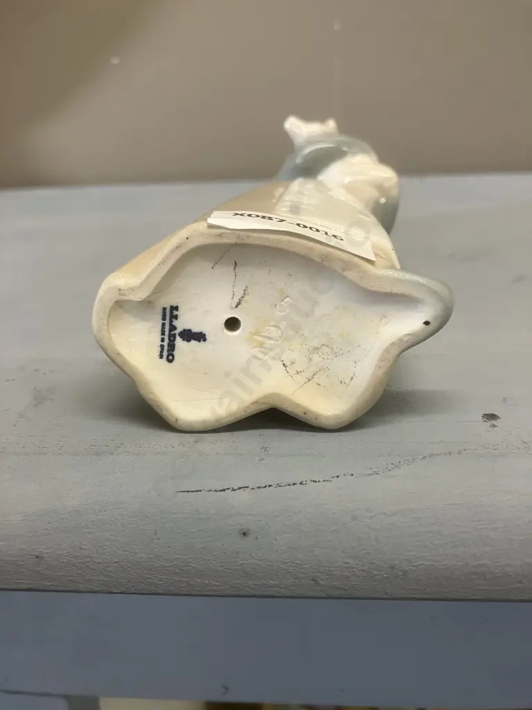 Lladro Figurine "Girl With Pig" Porcelain Figurine #1011, Issued 1970 Retired 2002. H18cm Image 1++