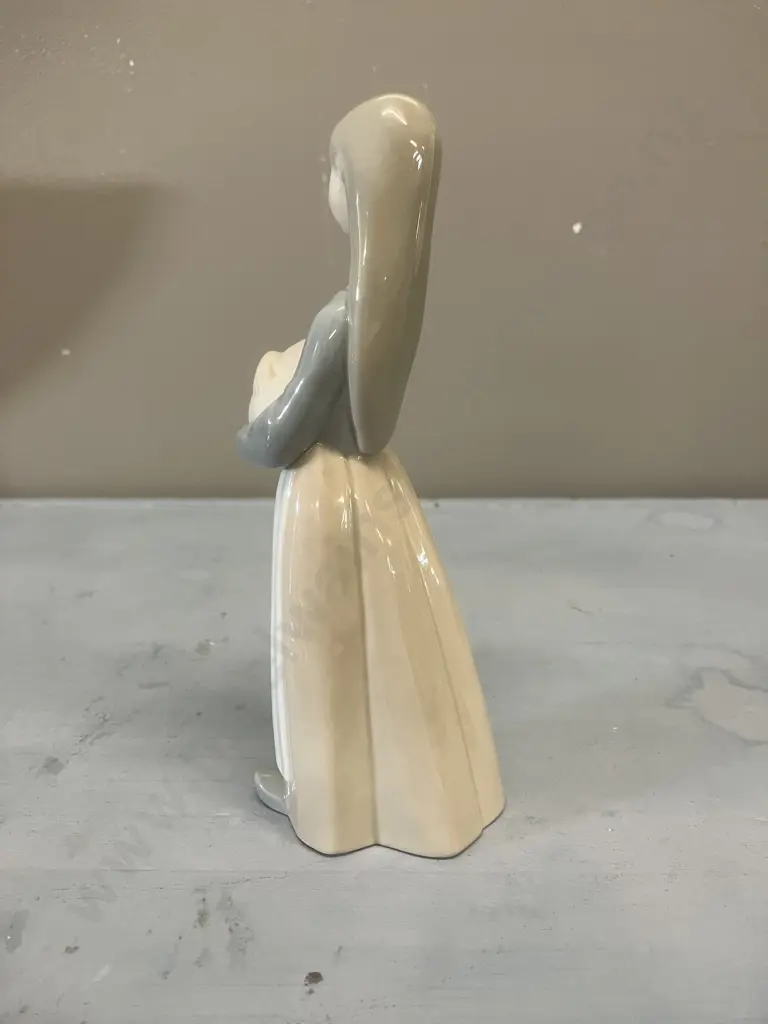 Lladro Figurine "Girl With Pig" Porcelain Figurine #1011, Issued 1970 Retired 2002. H18cm Image 1++