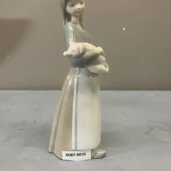 Lladro Figurine "Girl With Pig" Porcelain Figurine #1011, Issued 1970 Retired 2002. H18cm
