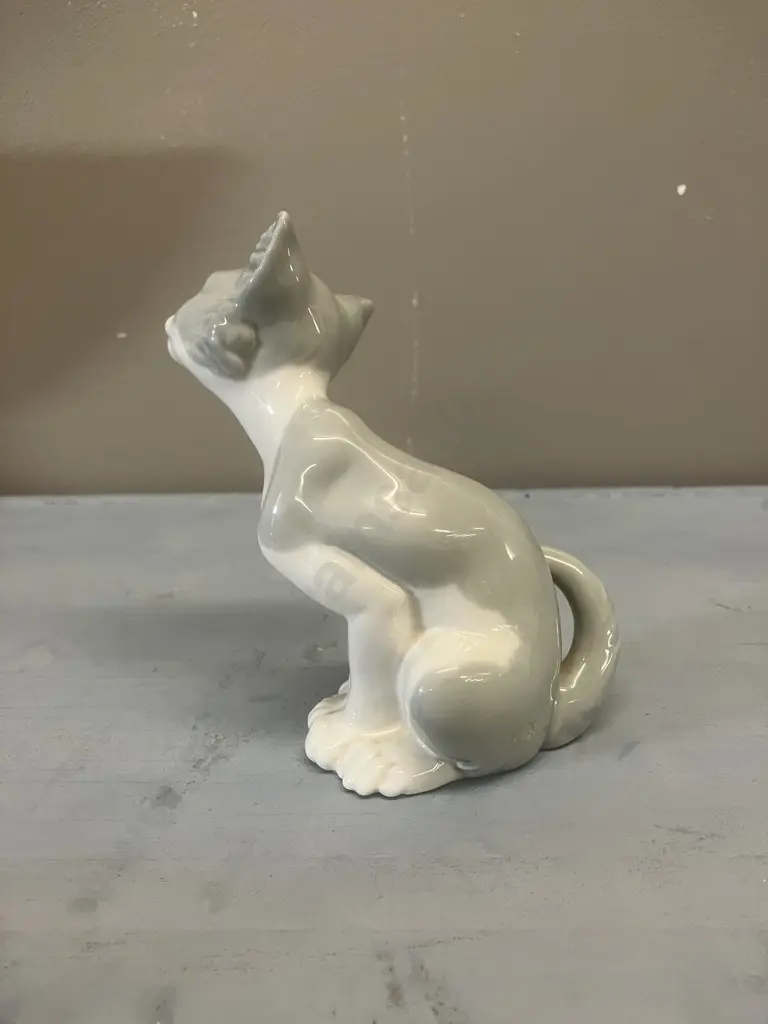 Lladro Figurine "Feed Me Cat" Porcelain Figurine #5113, Issued 1982 Retired 2010. H14cm Image 1++