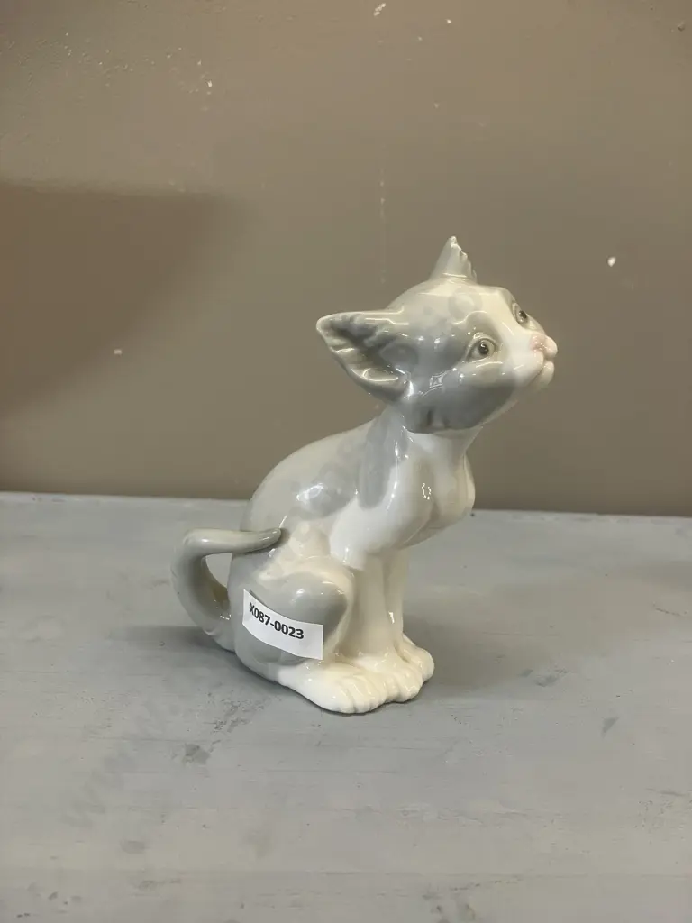 Lladro Figurine "Feed Me Cat" Porcelain Figurine #5113, Issued 1982 Retired 2010. H14cm Image 1++