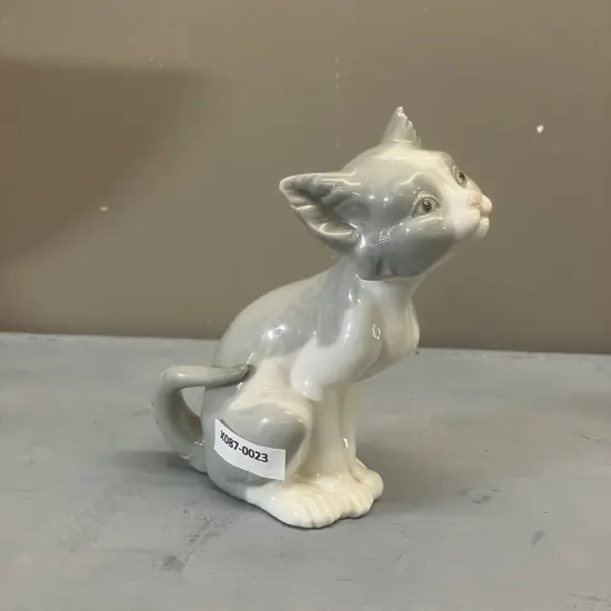 Lladro Figurine "Feed Me Cat" Porcelain Figurine #5113, Issued 1982 Retired 2010. H14cm