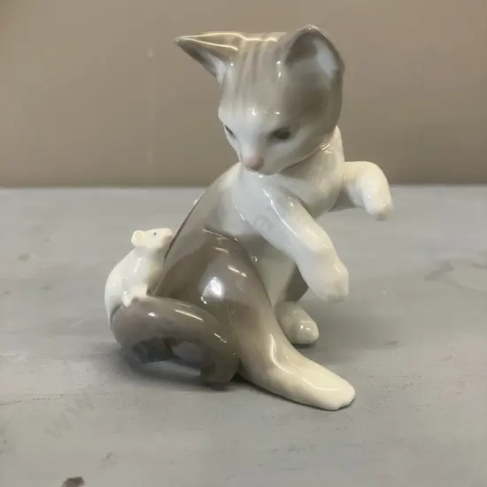 Lladro Figurine "Cat And Mouse" Porcelain Figurine #5236, Issued 1984. H8cm