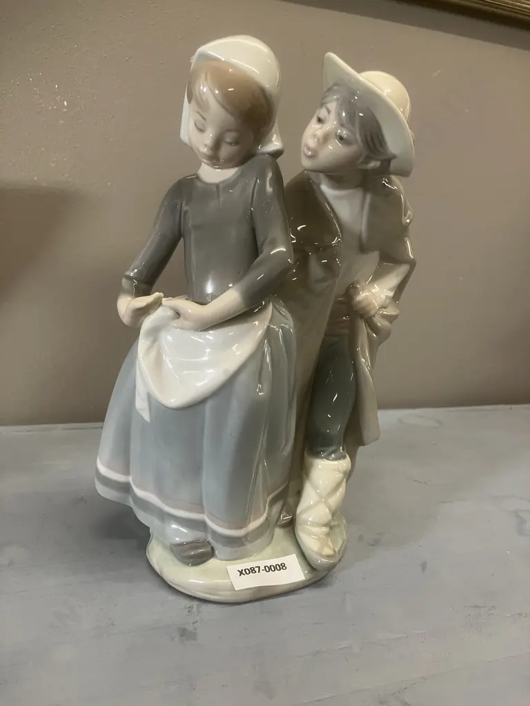 Lladro "Little Couple Kissing" Porcelain Figurine #1188, Issued 1972 Retired 1989. H22cm Image 1++