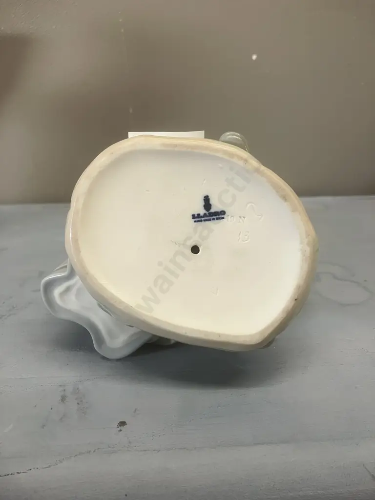 Lladro "Little Couple Kissing" Porcelain Figurine #1188, Issued 1972 Retired 1989. H22cm Image 1++