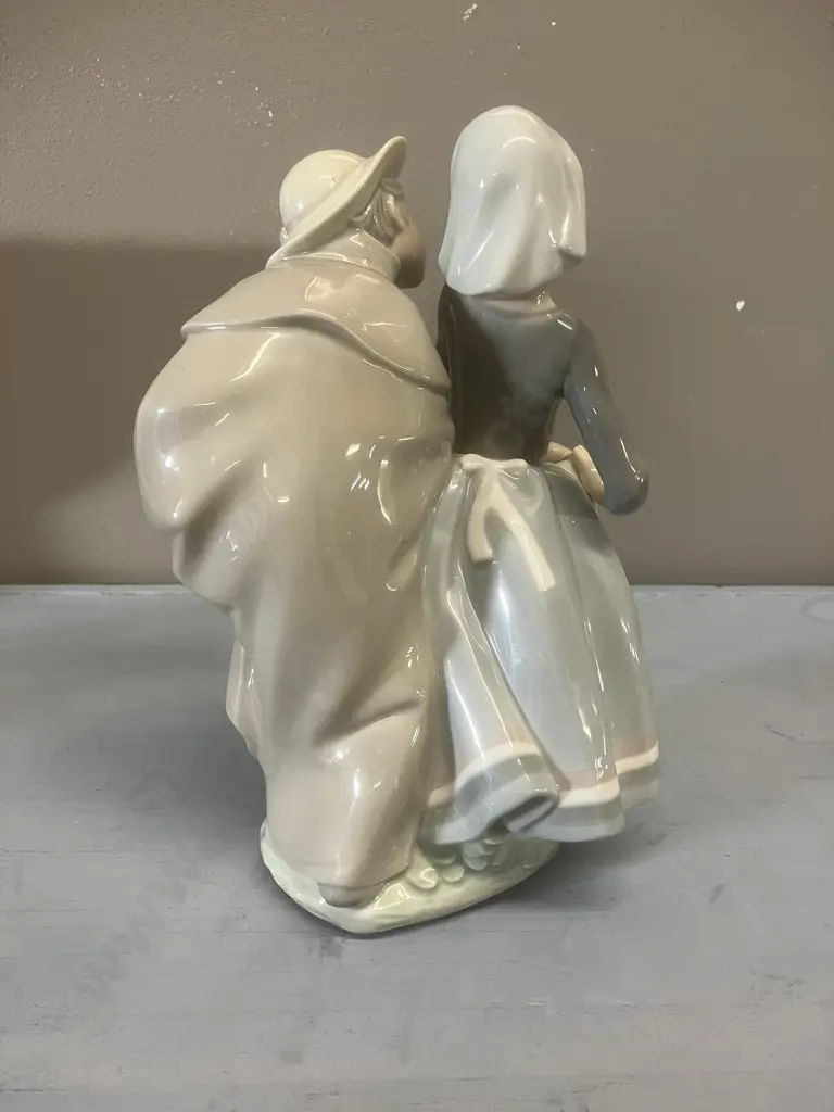 Lladro "Little Couple Kissing" Porcelain Figurine #1188, Issued 1972 Retired 1989. H22cm Image 1++