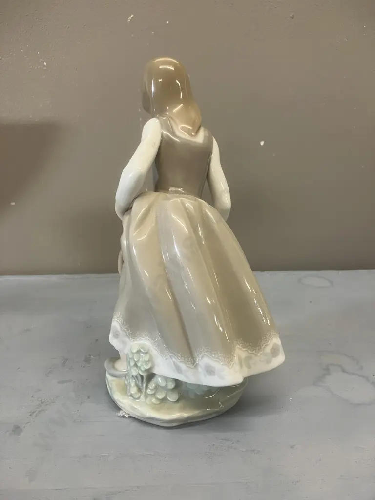 Lladro Figurine "Little Girl With Cat" Porcelain Figurine #1187, Issued 1972 Retired 1990. H21.5cm Image 1++