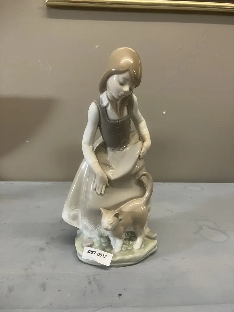 Lladro Figurine "Little Girl With Cat" Porcelain Figurine #1187, Issued 1972 Retired 1990. H21.5cm Image 1++