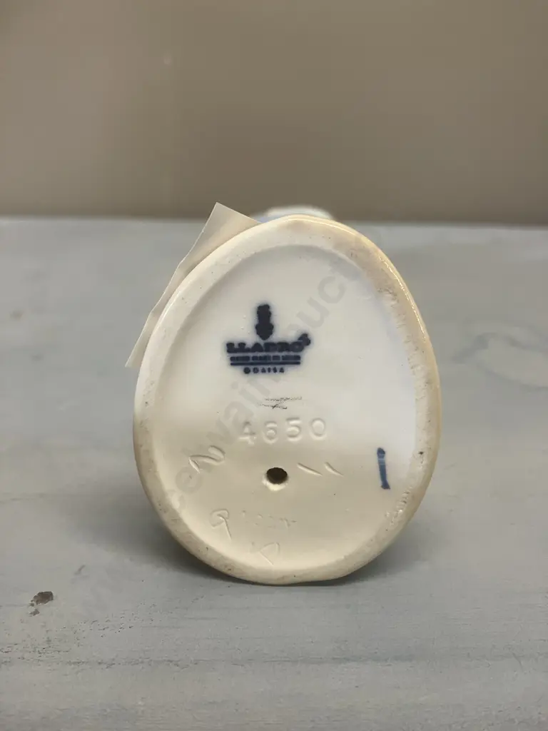 Lladro Figurine "Girl With Flowers" Porcelain Figurine #4650, Issued 1970 Retired 1998. H23cm Image 1++