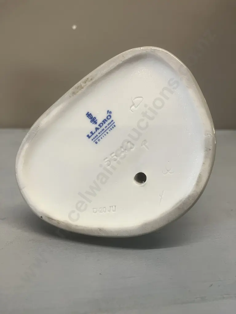 Lladro Figurine "Hello Flowers" Porcelain Figurine #5543, Issued 1989 Retired 1993. H19cm Image 1++