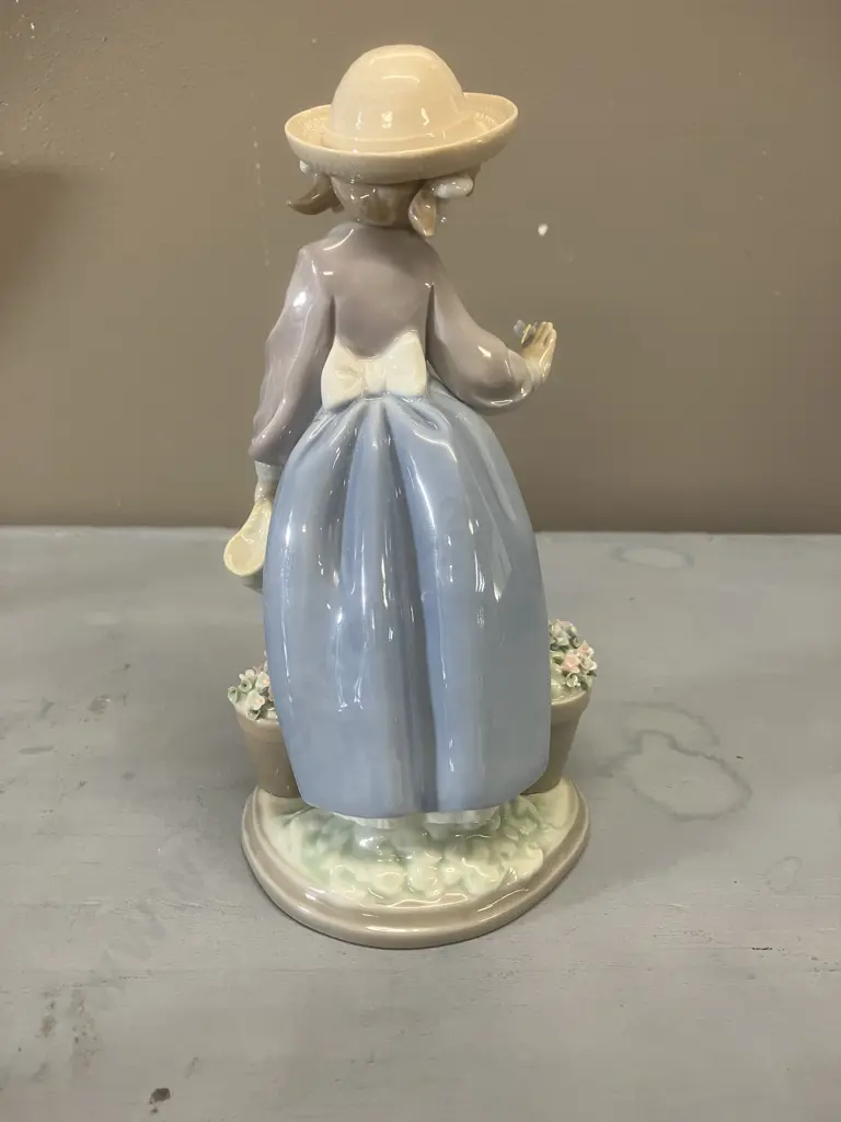 Lladro Figurine "Hello Flowers" Porcelain Figurine #5543, Issued 1989 Retired 1993. H19cm Image 1++