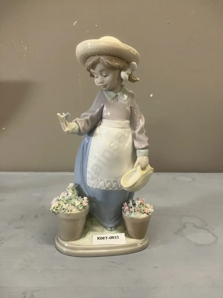 Lladro Figurine "Hello Flowers" Porcelain Figurine #5543, Issued 1989 Retired 1993. H19cm Image 1++