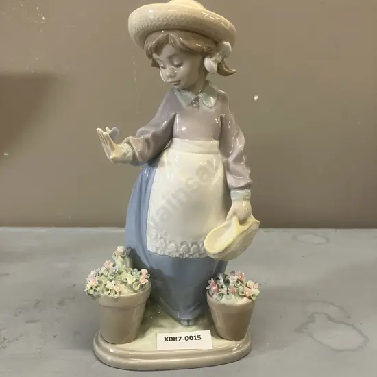 Lladro Figurine "Hello Flowers" Porcelain Figurine #5543, Issued 1989 Retired 1993. H19cm