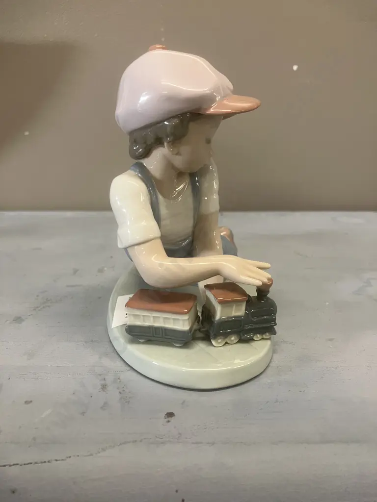 Lladro Figurine "All Aboard" Porcelain Figurine #7619, Issued 1992 Retired 1995. 13 x 19cm Image 1++