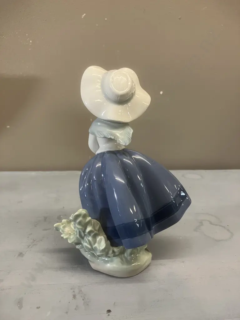 Lladro Figurine "Pretty Pickings" Porcelain Figurine #5222, Issued 1984. H18cm Image 1++