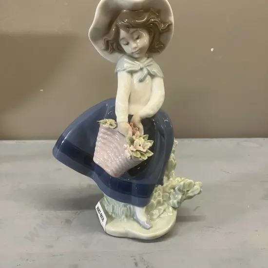 Lladro Figurine "Pretty Pickings" Porcelain Figurine #5222, Issued 1984. H18cm