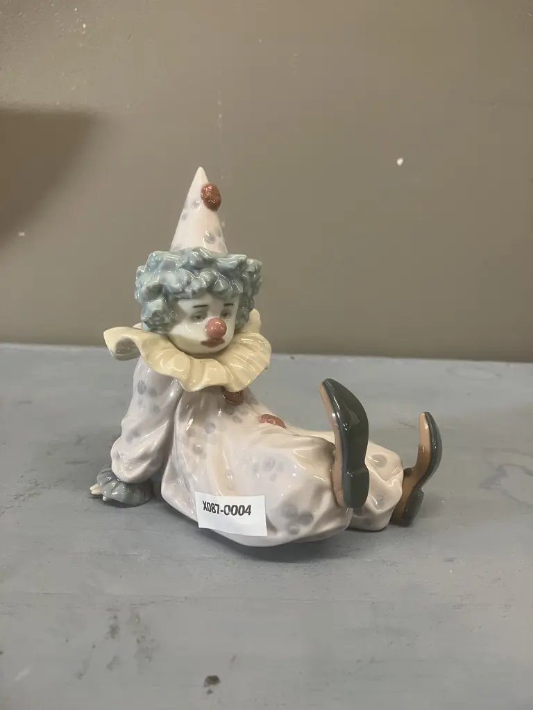 Lladro "Tired Friend" Porcelain Figurine #5812, Issued 1991 Retired 2007. 13 x 12cm Image 1++