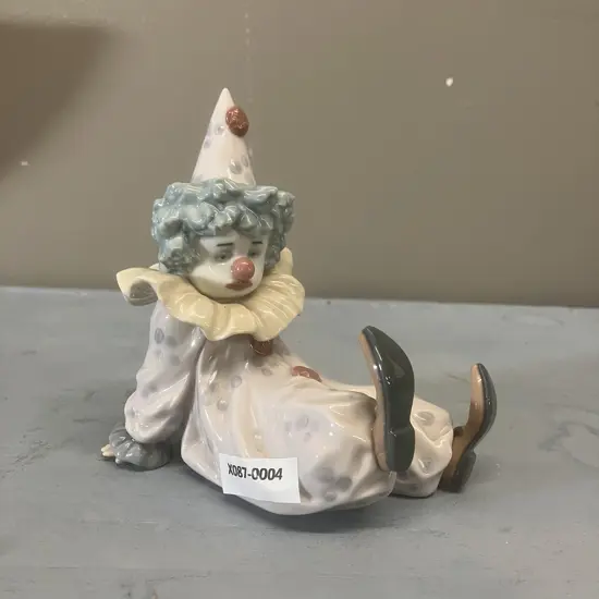 Lladro "Tired Friend" Porcelain Figurine #5812, Issued 1991 Retired 2007. 13 x 12cm