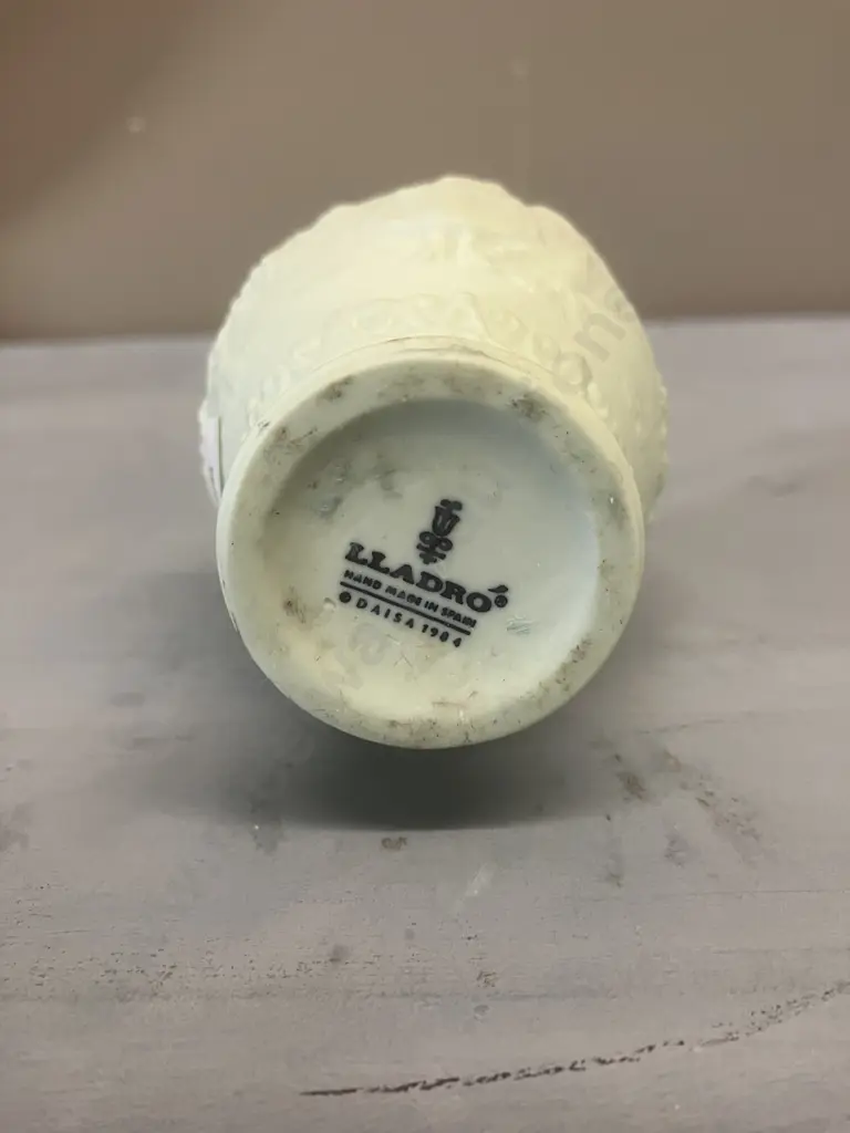 Lladro Mini Bucaro Valencia Urn, Issued 1984 Retired 1988. H11cm Image 1++