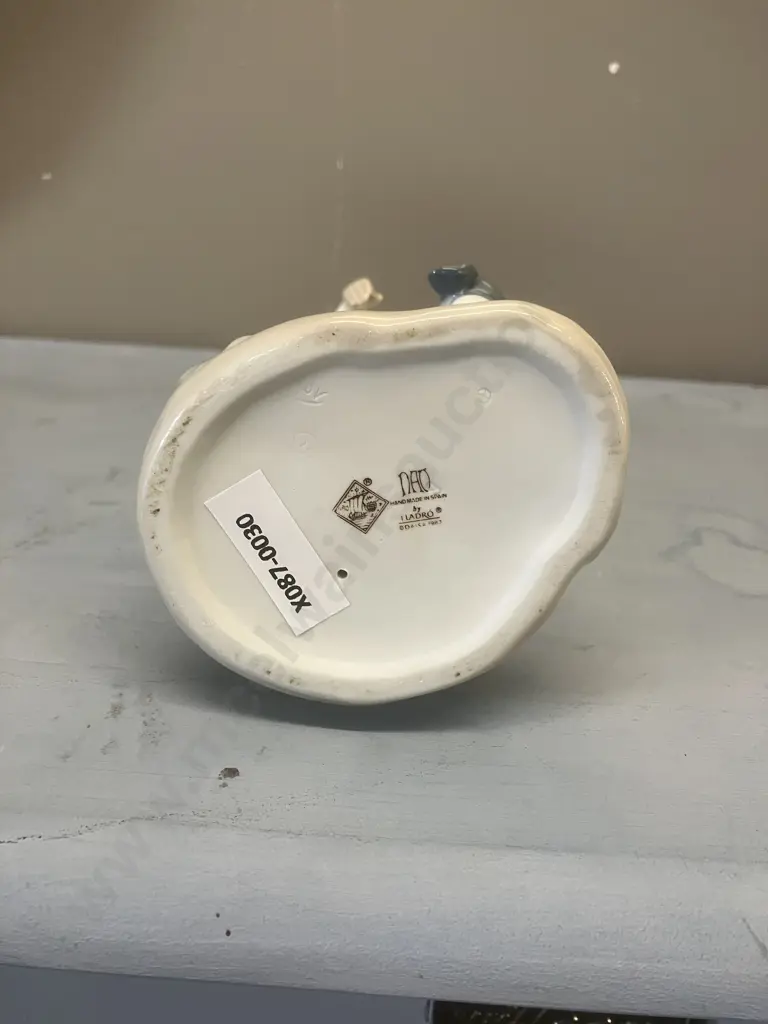 Nao by Lladro "My Dog Does Tricks" Porcelain Figurine #0379 Dated 1983. H24cm (Missing Hoop) Image 1++