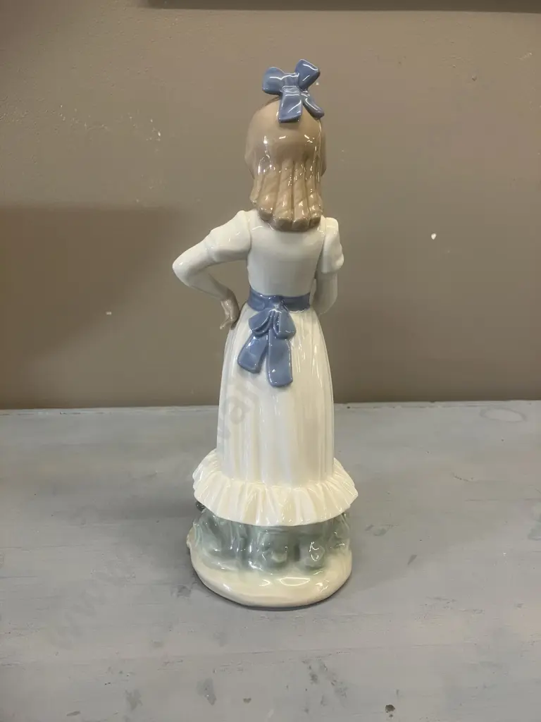 Nao by Lladro "My Dog Does Tricks" Porcelain Figurine #0379 Dated 1983. H24cm (Missing Hoop) Image 1++