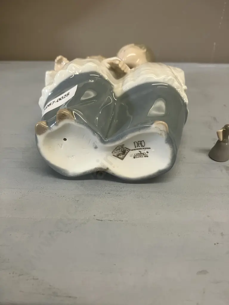 Vintage Royal Doulton Porcelain Figurine  “Greta” ~ HN 1485 c1931-1953 (Needs Repair) Image 1++