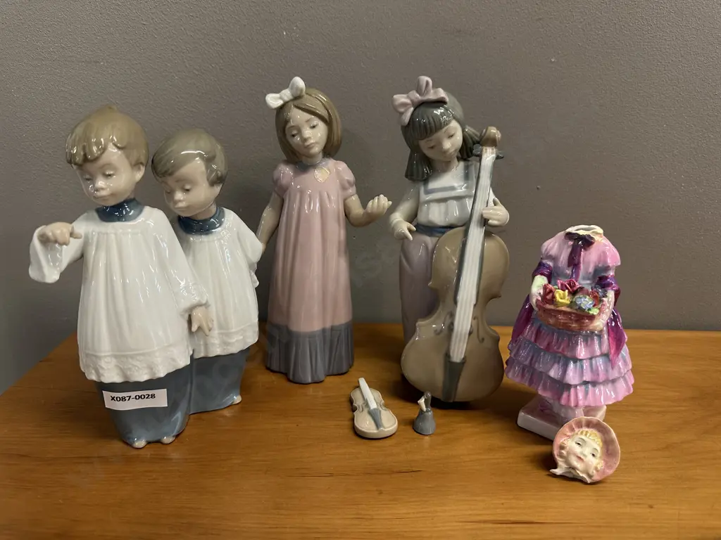 Figurines including Royal Doulton, Nao etc (af) Image 1++