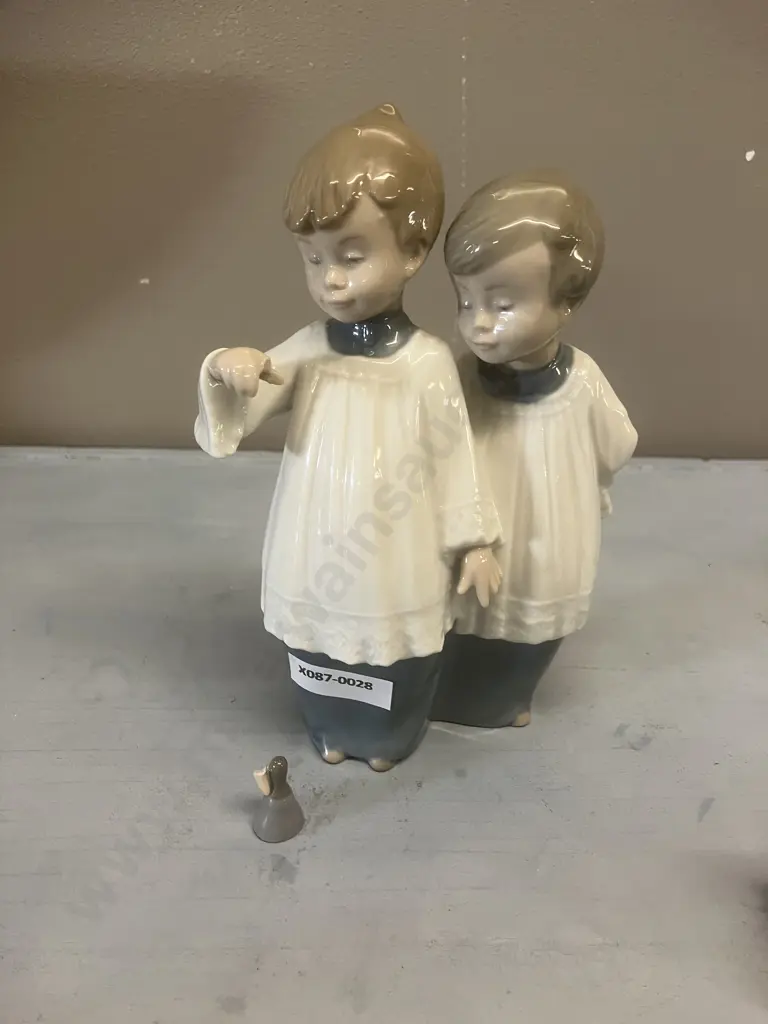 Vintage Royal Doulton Porcelain Figurine  “Greta” ~ HN 1485 c1931-1953 (Needs Repair) Image 1++