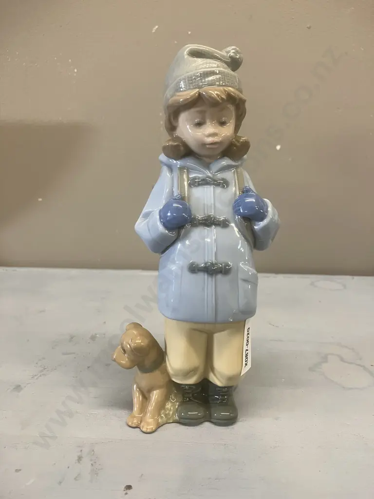 Nao by Lladro "Traveling Girl" Porcelain Figurine #1038, Issued 1987 Retired 2008. H20cm Image 1++
