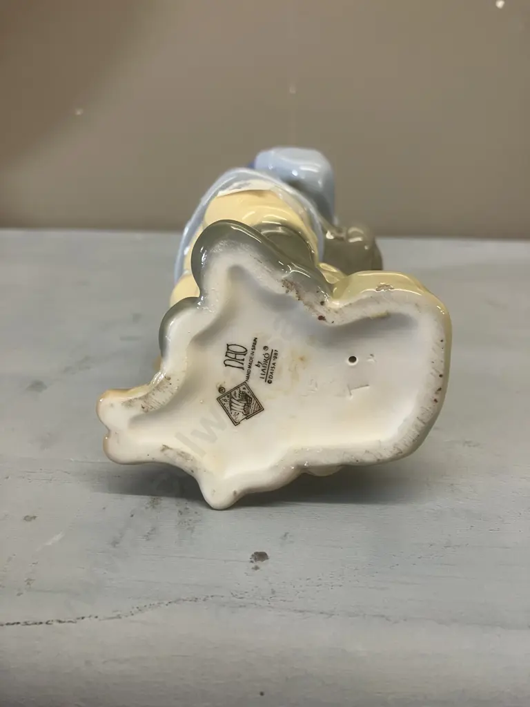 Nao by Lladro "Traveling Girl" Porcelain Figurine #1038, Issued 1987 Retired 2008. H20cm Image 1++