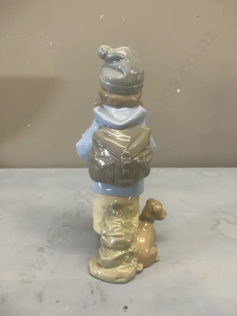 Nao by Lladro "Traveling Girl" Porcelain Figurine #1038, Issued 1987 Retired 2008. H20cm Image 1++