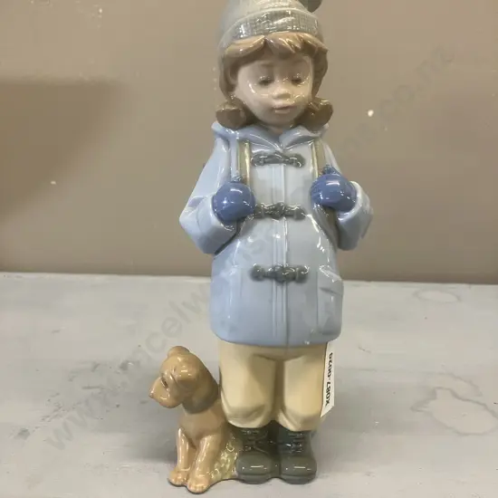 Nao by Lladro "Traveling Girl" Porcelain Figurine #1038, Issued 1987 Retired 2008. H20cm